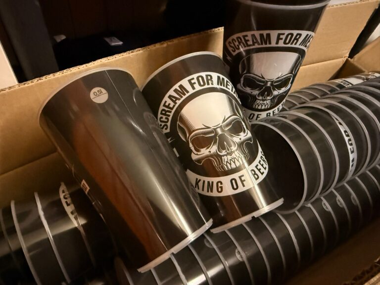 Metal Trinkbecher von Scream For Metal als 0,5-Liter-Mehrwegbecher mit King-of-Beers-Design