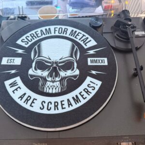 Scream For Metal Slipmat mit Logo auf Plattenspieler